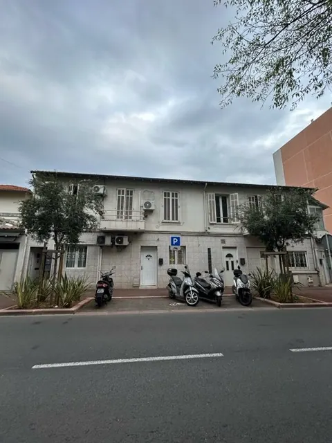 Immeuble au 134, scooters devant