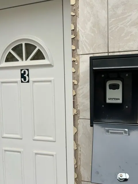 Boîte à clés GRIFEMA dans la boîte aux lettres, porte n°3