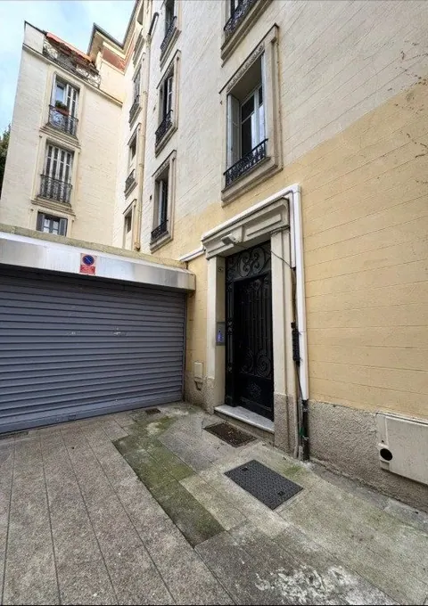 Entrée du dernier bâtiment au fond de la cour