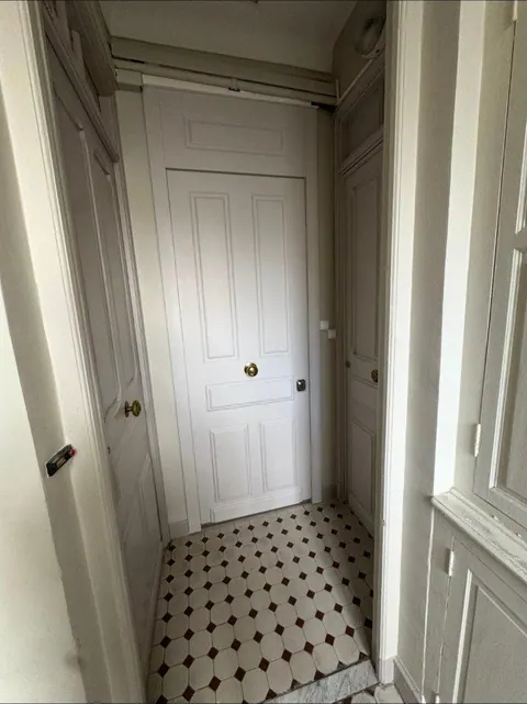 Porte de l'appartement au 4ème étage