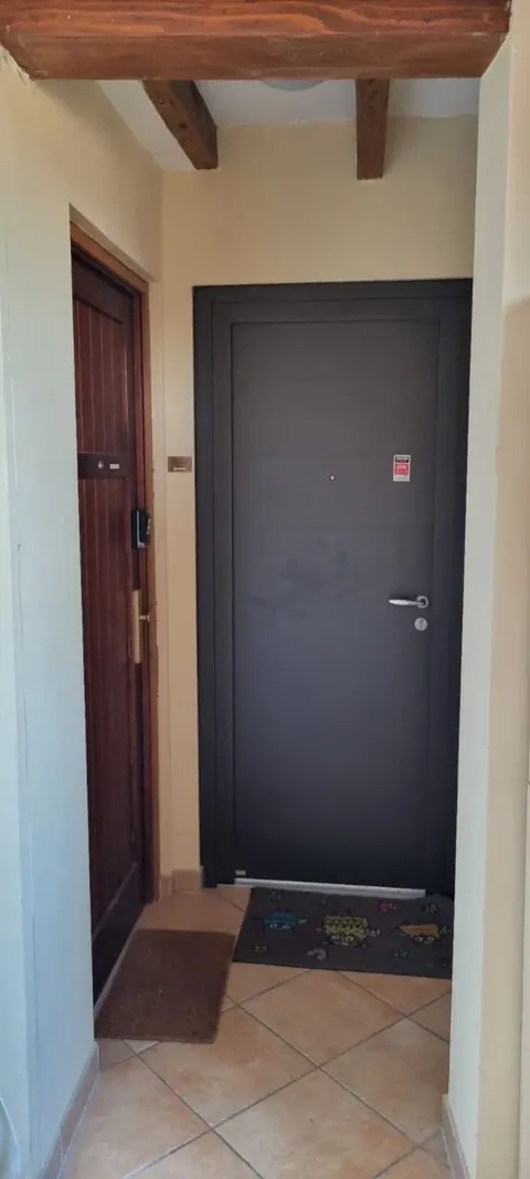 Palier du 2e étage, porte de gauche