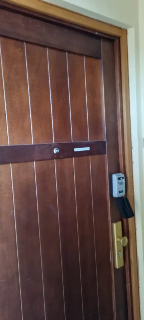 Boîte à clés sur la porte de l'appartement