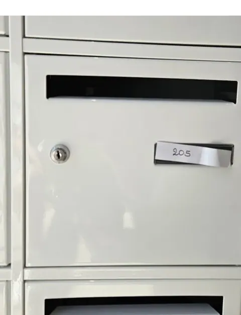 Boîtes aux lettres, boîte à clés au numéro 205