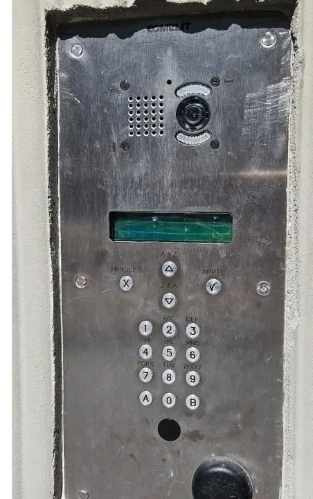 Interphone de l'immeuble, sonnette 205 et récepteur de badge