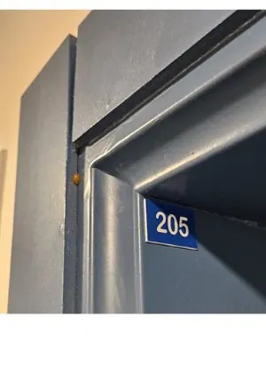 Porte de l'appartement numéro 205