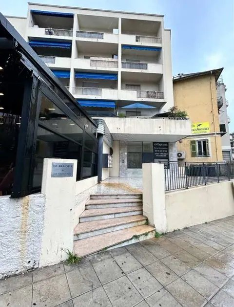 Immeuble à côté du restaurant O'Supreme