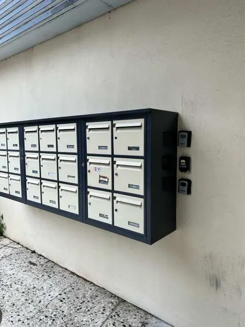 Boîtes à clés près des boîtes aux lettres