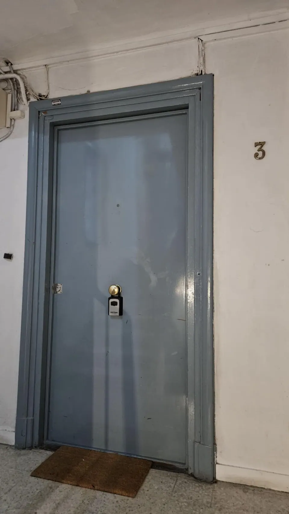 Porte gris-bleu avec boîte à clés GRIFEMA