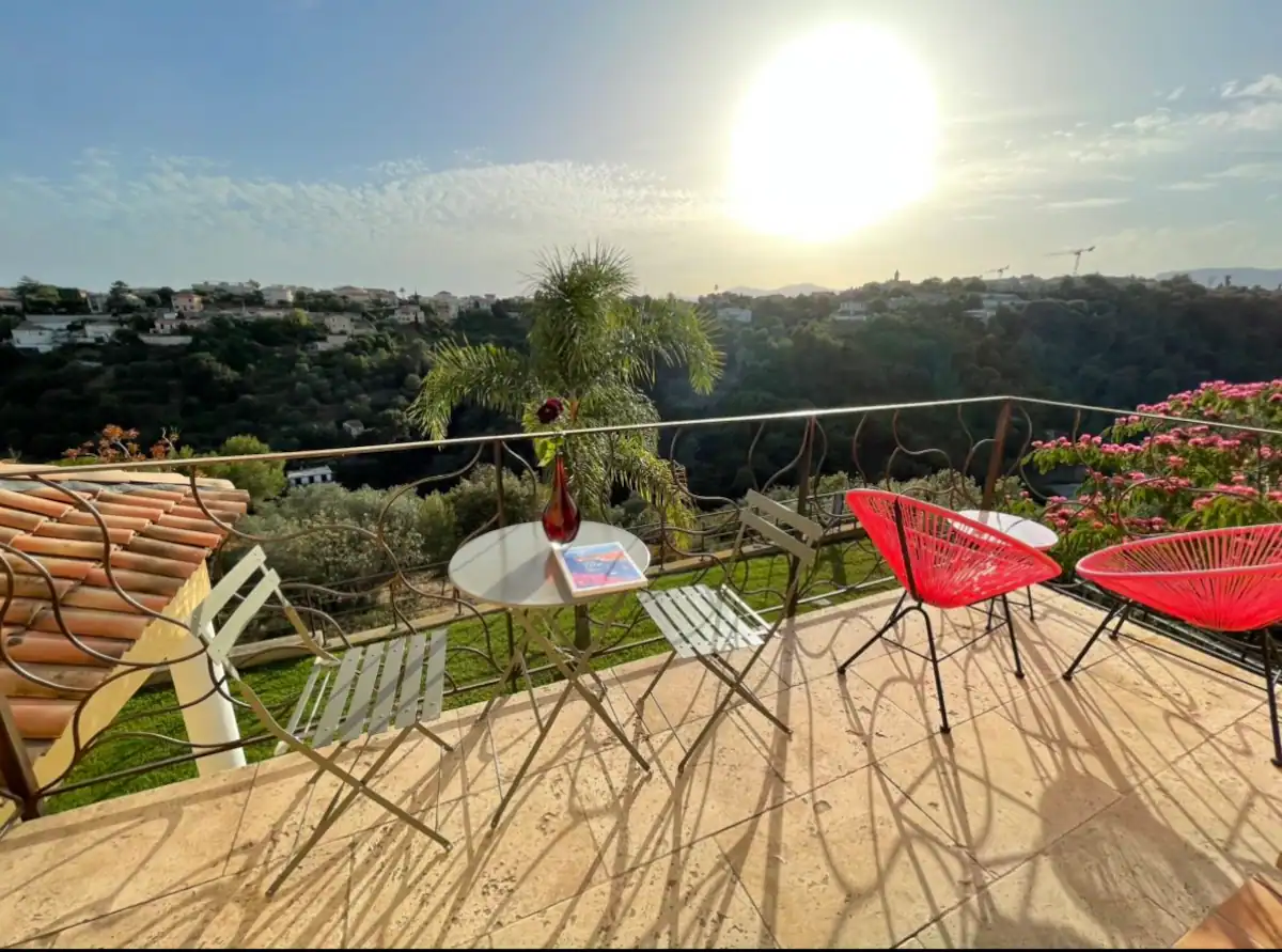 Intérieur d'appartement préparé pour les voyageurs, Nice