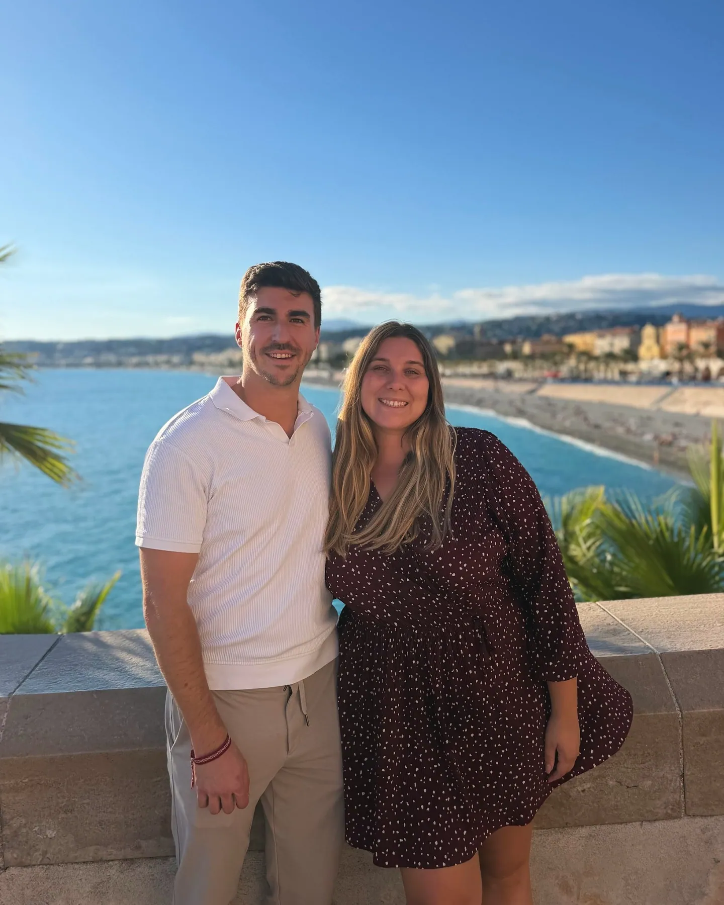 Anthony et Laura, fondateurs d'Azur Hébergements, au-dessus de la baie des Anges à Nice